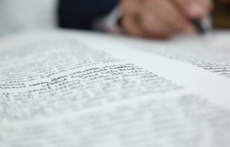 עם ישראל כותב 240 ספרי תורה למען החטופים שיצאו בקרוב מאפילה לאורה